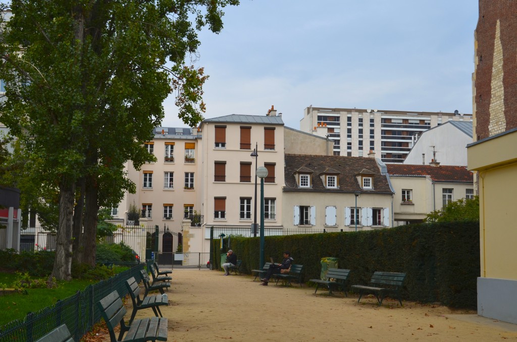 Square Blomet, a public park where Miró's studio at 45 rue Blomet once stood. Photographer: Gabriela Ayala