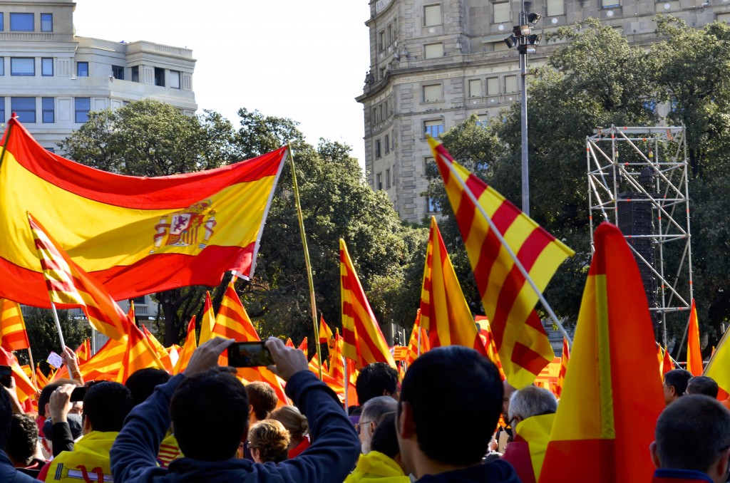 Demonstrators in Barcelona wave the Spanish and Catalan flags. Photographer: Gabriela Ayala