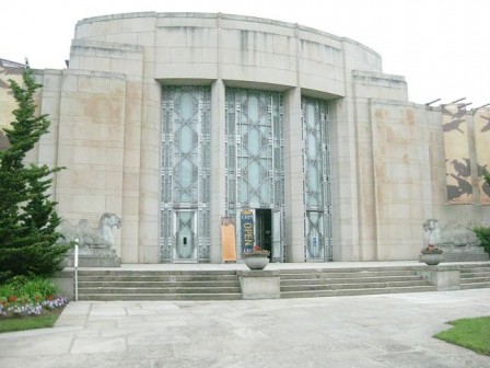 Front entrance of Seattle Asian Art Museum with camels and art deco doors. 