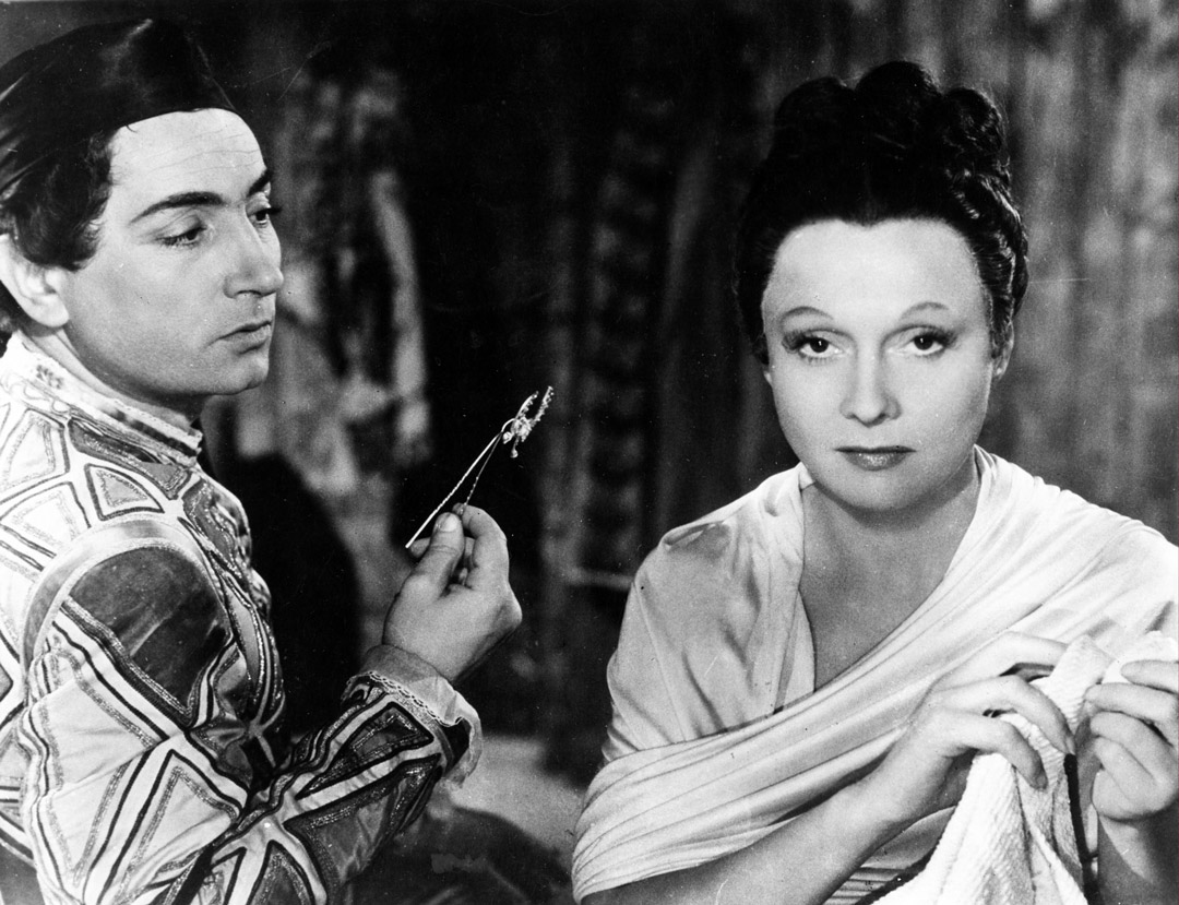 Children of Paradise (1945 France) aka Les enfants du paradis Directed by Marcel Carné Shown from left: Pierre Brasseur, Arletty