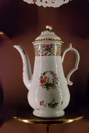 Coffeepot, ca. 1768, soft paste porcelain, English, Worcester, 9 1/4 x 7 in., Gift of Martha and Henry Isaacson, 76.174. Photo: Natasha Lewandrowski