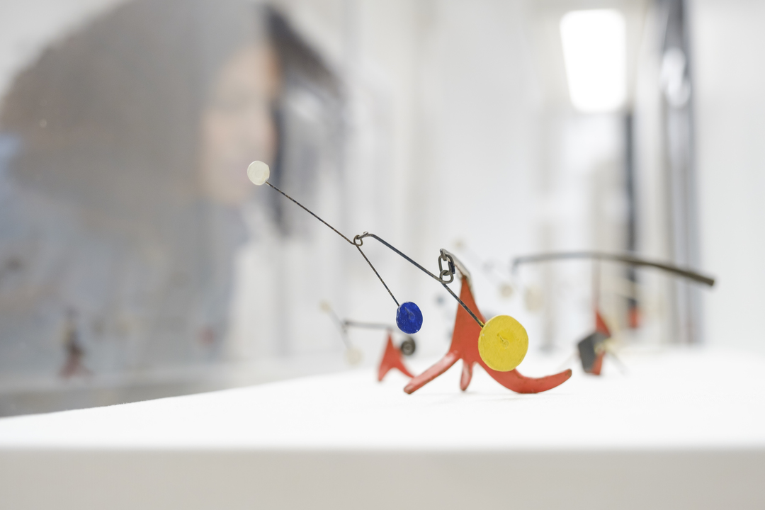 Muse/News: Spotting Calder, The Other Curtis, and Smith’s Curation