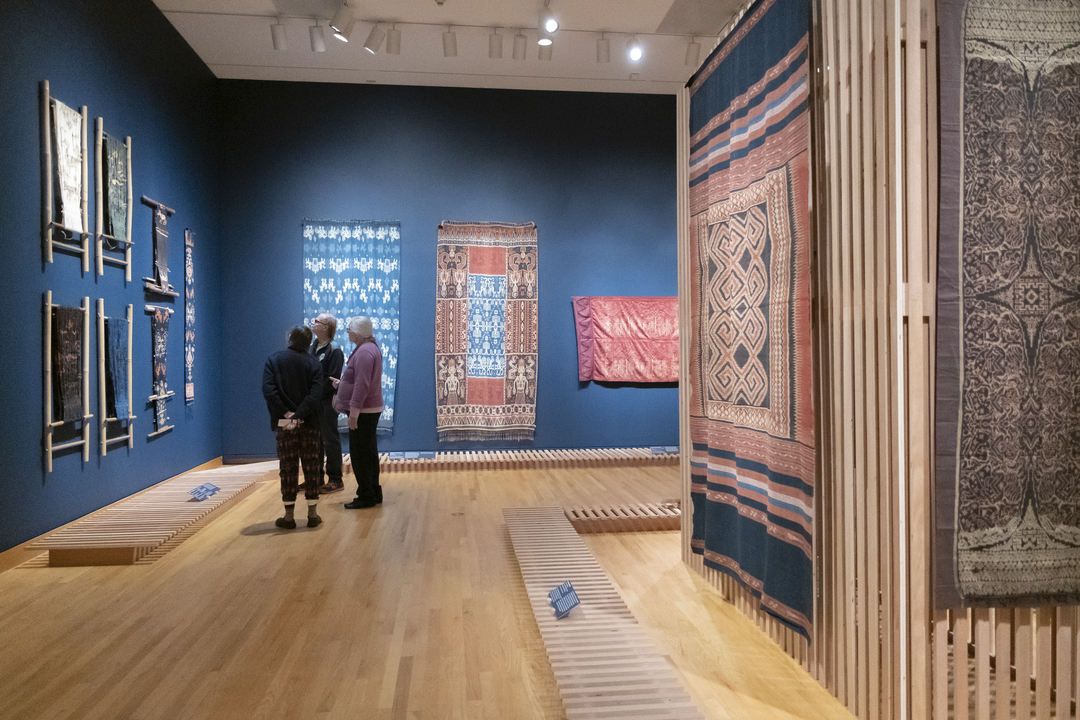 Muse/News: Ikat Stories, Arreguín’s Legacy, and Smith’s America