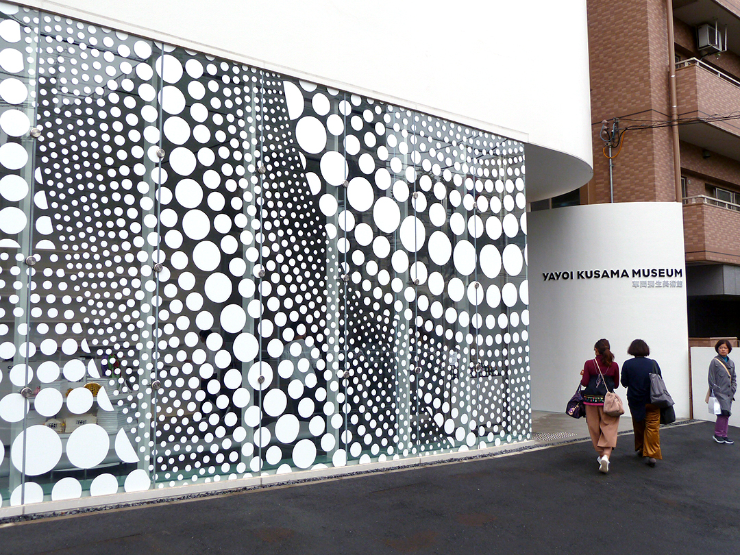 Tokyo, Japan. 26th Jan, 2023. A life-sized humanoid robot of the  contemporary artist Yayoi Kusama is on display at the Louis Vuitton  boutique in the fashion district of Tokyo. The Yayoi Kusama